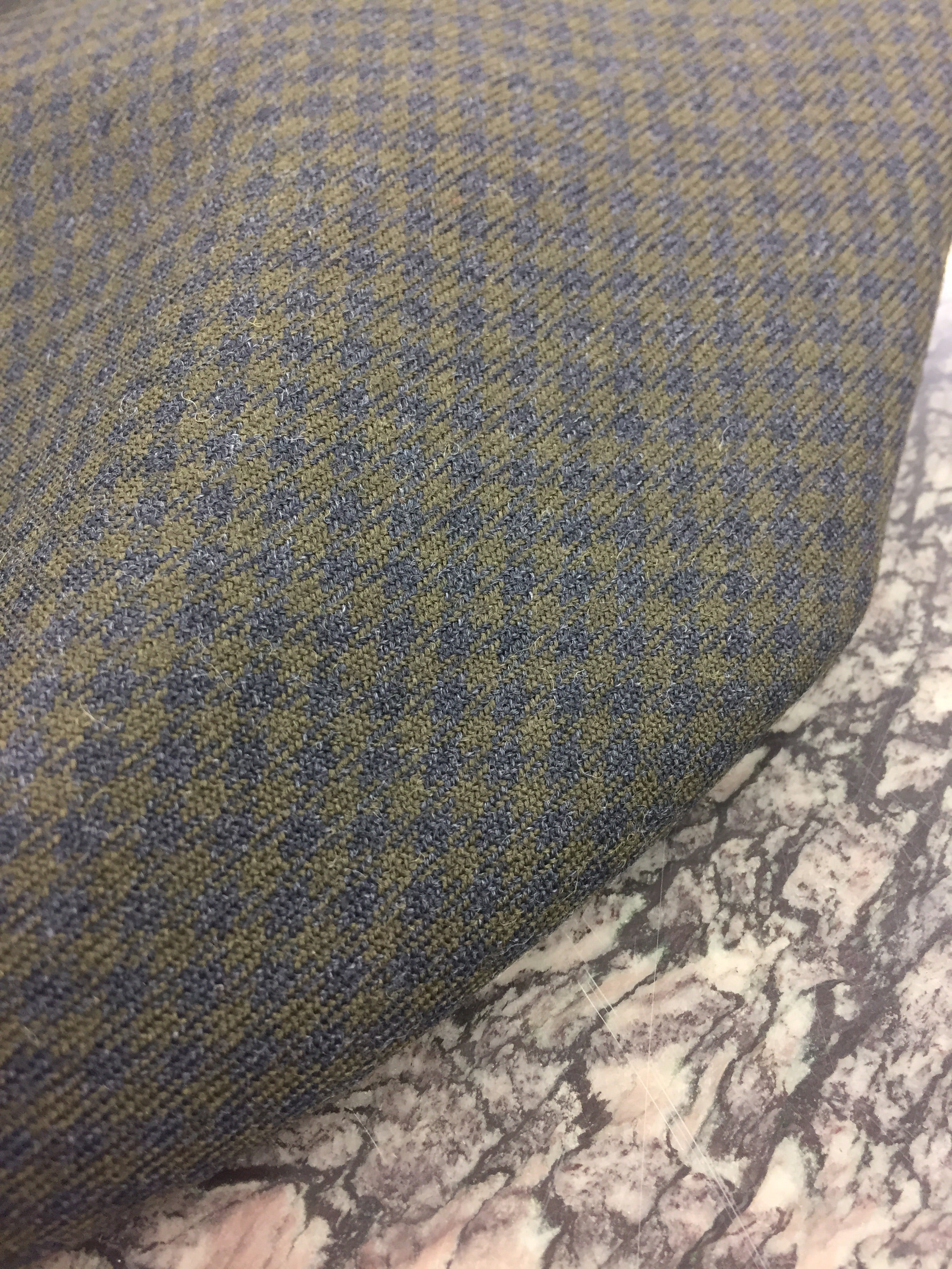 Ternet uld "Armygrøn/Navy"