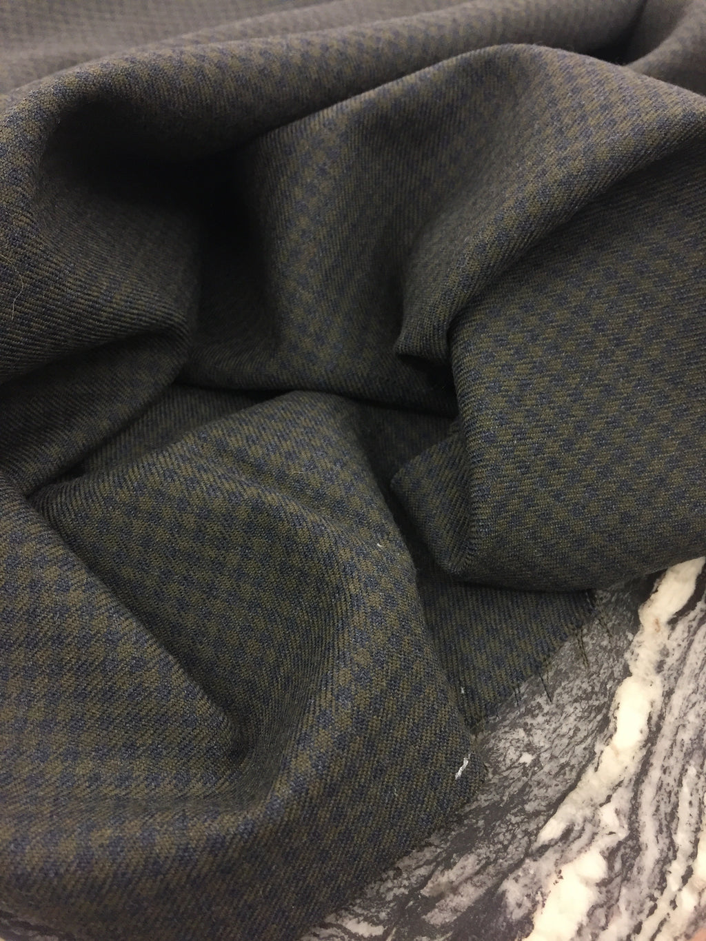 Ternet uld "Armygrøn/Navy"